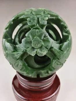 Çin eski yeşil yeşim oyma fengshui sihirli ahşap taban ile Zarif yeşim topu..